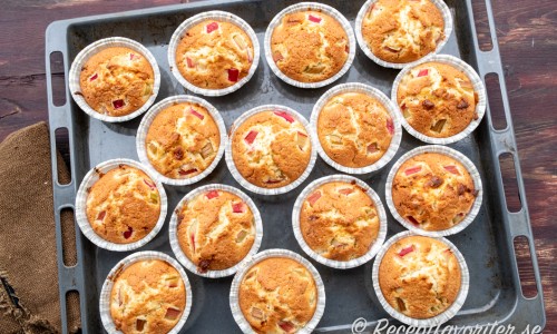 Nybakade muffins med rabarber, vit choklad och kokos på plåt