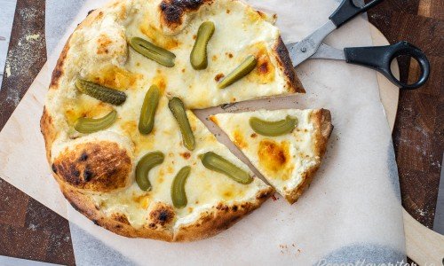 Bjud på goda slice raclettepizza som tilltugg eller smaska i dig hela pizzan själv