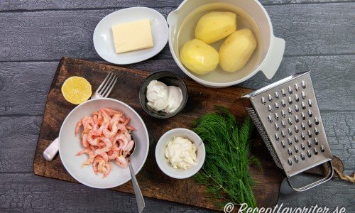 Du behöver räkor, citron, majonnäs, crème fraiche och dill samt fast potatis och smör. 