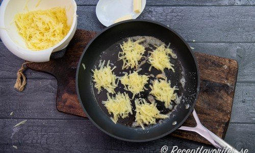 Stek små högar av potatis - rårakor i omgångar i smör i en non-stick panna.