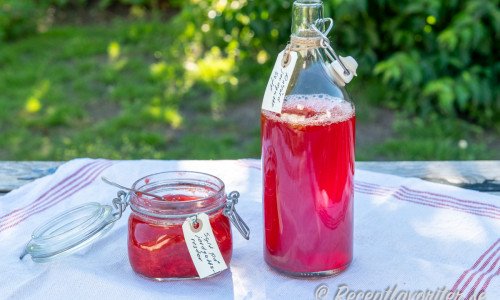 Ta vara på jordgubbarna och gör saft och sylt på samma gång. 