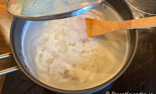 Risgrynsgröten går fint att koka i en non-stickpanna med höga kanter och lock. 