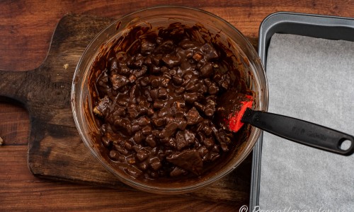 Smält chokladen och blanda med jordnötter, bitar av marshmallows, bitar av kola och grovt krossade kex. 