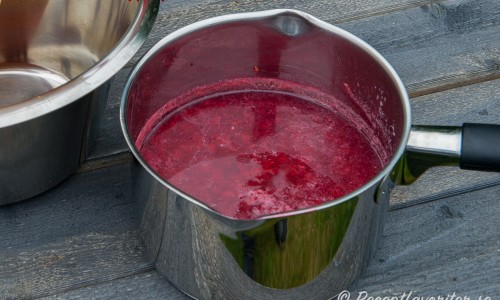 Koka ihop de röda vinbären med vatten och mosa dem så de saftar sig. 