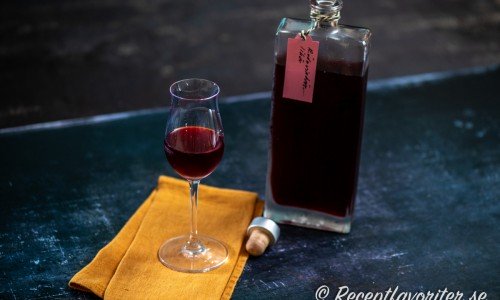 Kyld röd vinbärslikör är god som aperitif, efter maten till kaffet, till dessert eller i drinkar. 