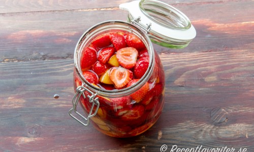 Romtopf i glasburk med jordgubbar och nektariner