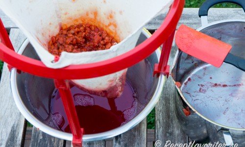 Koka rönnbären och låt de rinna av till saft som du använder till rönnbärsgelén