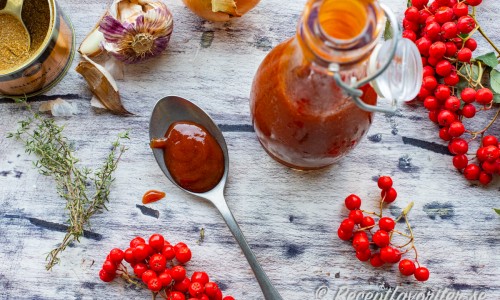 Ketchupen passar till det mesta som vanlig ketchup passar till - som korv - men även sås till grillat eller grillmarinad. 