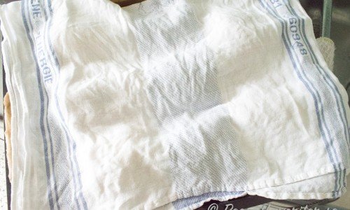 Täck över den rostade paprikan med en ren handduk eller lägg i en bunke och täck med gladplast i minst 20 minuter - sedan kan man dra av skalet. 