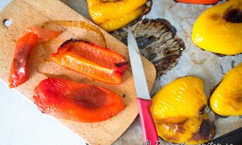 Dela varje halva i ytterligare två bitar och dra av skalet. Då får du 2 paprika-bitar vardera. 