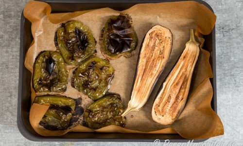 Du kan rosta paprika och aubergine i ugnen eller grilla dem på utegrill. 