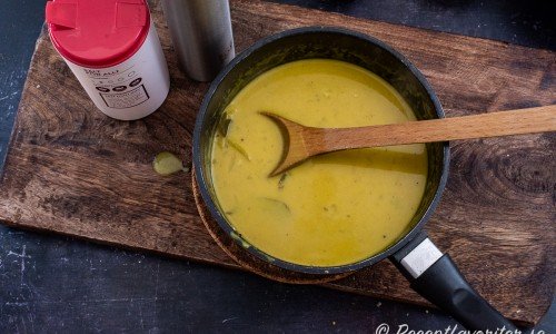 Smaka av såsen med salt och svartpeppar. 