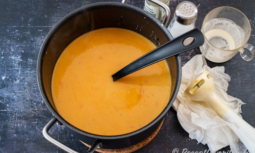 Mixa soppan så slät du vill ha den och späd med lite grädde samt tillsätt lite rosmarin och koka upp.  