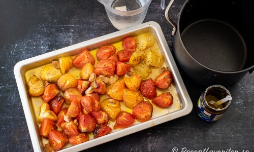 Tomater och vitlök rostas i ugnen tills de har mjuknat och fått lite färg. 