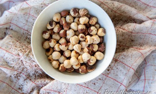 Rostade och skalade hasselnötter får god smak och passar som snacks, till muslin, salladen, matlagning eller bakverk. 