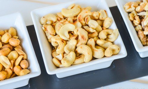 Hemrostade nötter som jordnötter, cashewnötter eller valnötter blir mycket gott och helt klart värt besväret. 