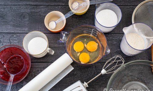 Till rulltårtan behöver du fyllning som jordgubbssylt och vaniljkräm (valfritt - utanför bild), socker att rulla tårtan i, bakpulver, vaniljsocker, ägg, socker samt vetemjöl till smeten. 