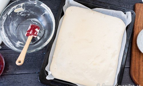 Bred ut smeten i en långpanna med bakplåtspapper i ett 1 cm tjockt lager. 