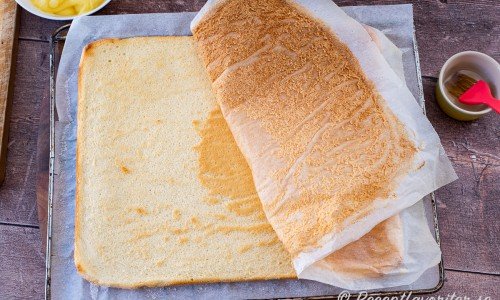 Dra försiktigt bort bakplåtspappret. 