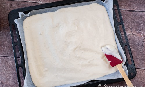 Bred ut smeten i en långpanna med höga kanter klätt med bakplåtspapper. 