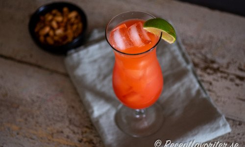 En läskande Rum Punch cocktail med ljus och mörk rom, ananasjuice, apelsinjuice, lime och grenadine. 