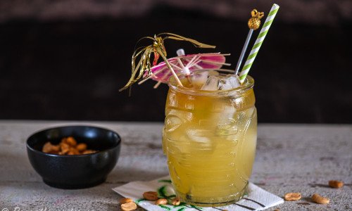 Läskande Rum punch med kokosrom, mörk rom samt ananasjuice toppad med lemonad. 