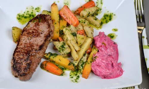 Rödbetstzatziki passar som röra och sås till det mesta som grillat, grönsaker och på buffé. 