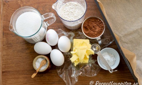 Ingredienser till chokladbotten: socker, vetemjöl, kakao, ägg, smör, salt och vaniljsocker. 
