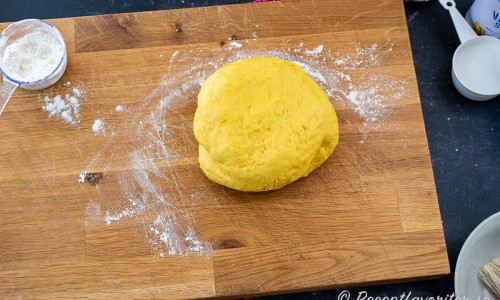 Ingredienserna till degen blandas. Tillsätt mjöl till en smidig deg. 