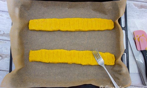 Forma degen till två längder och platta ut med en gaffel. 
