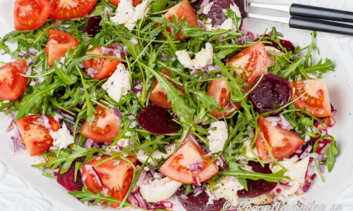 Sallad med rödbetor, ruccolla, mozzarella och tomat