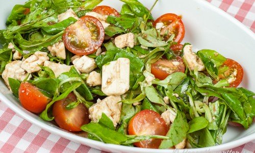 Salladen toppas med dressing på balsamvinäger, honung och olivolja