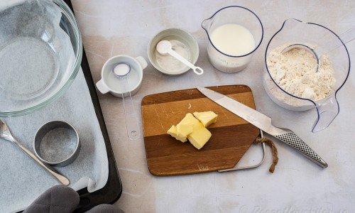 För att baka scones behöver du salt, bakpulver, mjölk, vetemjöl och smör. Vidare en plåt med bakplåtspapper, en skål, en gaffel samt gärna en stansring. 