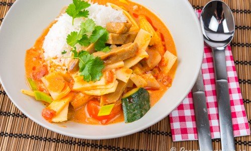 Seitan Stroganoff på tallrik med ris och färsk koriander