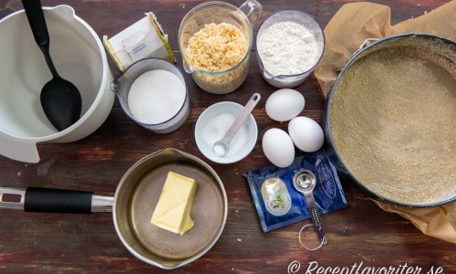 Till semmelkakan behöver du smör, socker, vaniljsocker, riven mandelmassa, salt, vetemjöl, ägg och kardemumma. 
