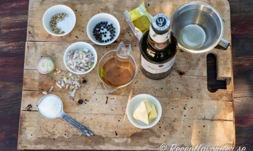 Ingredienser till sherrysåsen på skärbräda. 