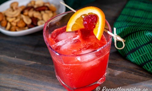 Shirley Temple är en drink utan alkohol ovan garnerad med citron och cocktailbär i whiskeytumbler glas. 