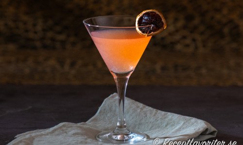 Siesta är en modern klassisk cocktail med tequila, lime och fin färg samt bitter twist av campari och grapefrukt. 