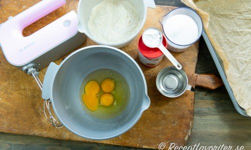 Först vispas ägg, socker och vaniljsocker pösigt någon minut. Sedan vispas vatten i. 