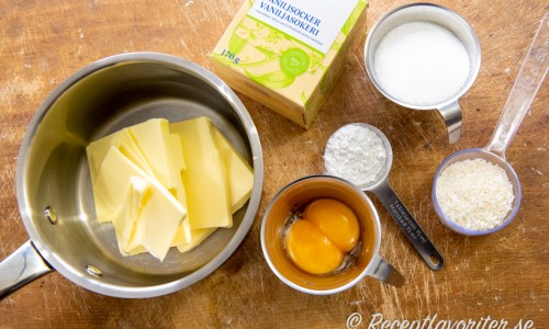 Ingredienser till vaniljglasyren som är en slags smörkräm med smör, äggulor, vaniljsocker och socker. Toppas med kokosflingor.