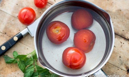 Skär ett kryss i tomaterna och skålla dem i hett vatten sedan kan man lätta skala av skinnet i kallt vatten. 