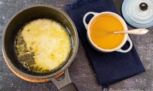 Häll försiktigt upp smöret i en skål eller såssnipa till servering utan att ta med bottensatsen. 