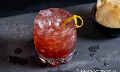 Sloe gin cocktail med slånbärsgin, vanlig gin, citron och enbärssirap. 