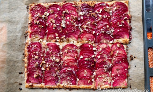 En nygräddad omgång smördeg- och äppeltarte med frasig smördeg toppad med söt mandelmassa, sötsyrliga äpplen och mandel. 