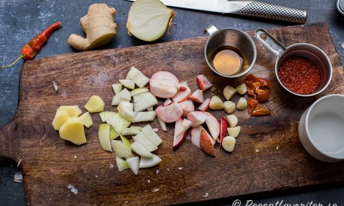 Förbered kryddblandningen: skala och strimla ingefära, hacka lök, skär äpple i tärningar, vitlök och chili i bitar. 