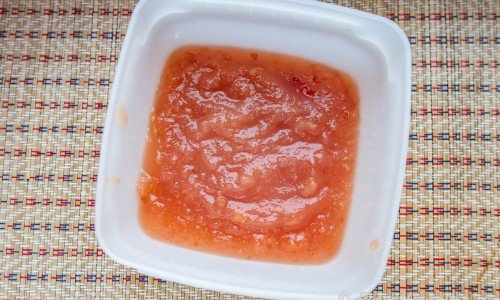 Snabbt äppelmos på äpplen med rött skal som mixats med lite socker. Kan förvaras i kylen några dagar och gott till frukostflingorn, fil, chiapudding, kvarg, gröt med mera. 