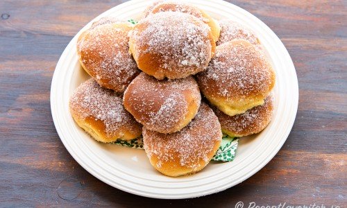 Sockerbullar med vaniljfyllning på fat