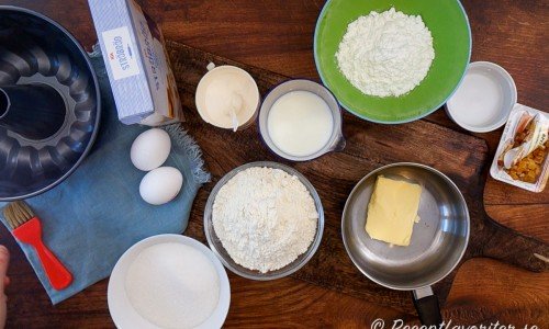 Till sockerkaka behöver du ströbröd, ägg, strösocker, vetemjöl, bakpulver, mjölk och smör. Vill du ha glasyr på så behöver du florsocker, vatten och ättika. Vidare kan du garnera med kanderade apelsinskal. 