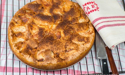 En sockerkaka där du sticker ner äppelbitar, toppar med smör, kanel och socker samt bakar som en sockerkaka i en form eller panna. 