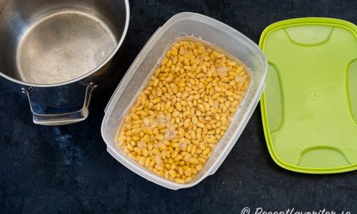 Sojabönorna läggs i blöt ca 12 timmar och kokas sedan mjuka ca 3 timmar. 